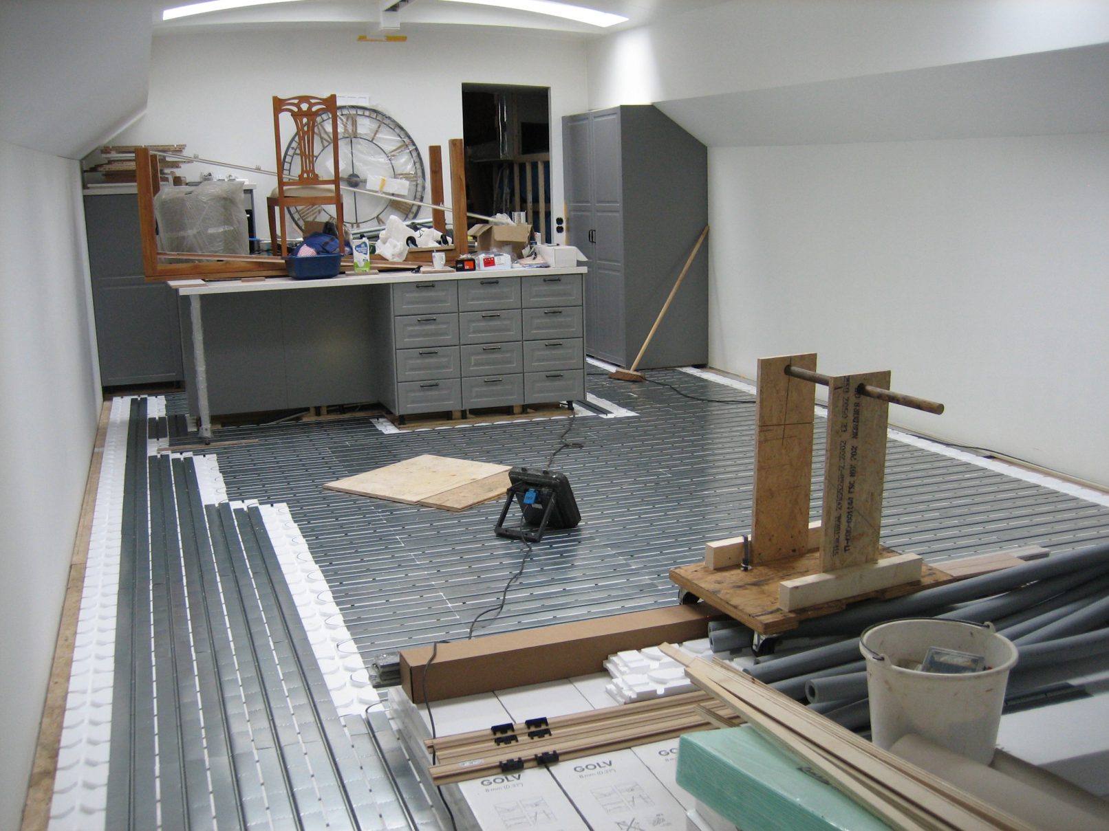 In een woonschip wordt vloerverwarming gelegd