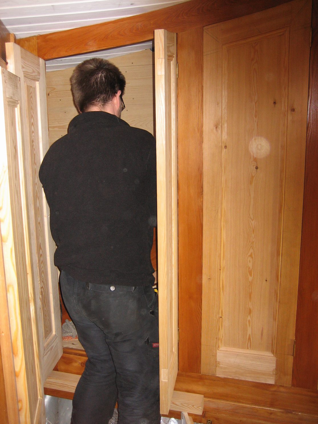 Scheepstimmerman maakt kasten in achteronder