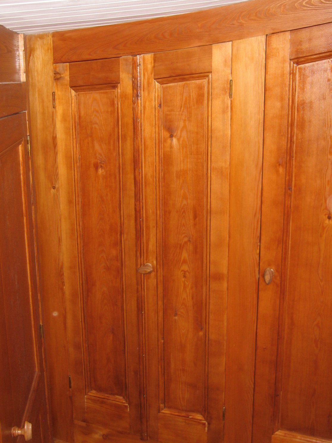 Massief houten kastdeuren in achteronder