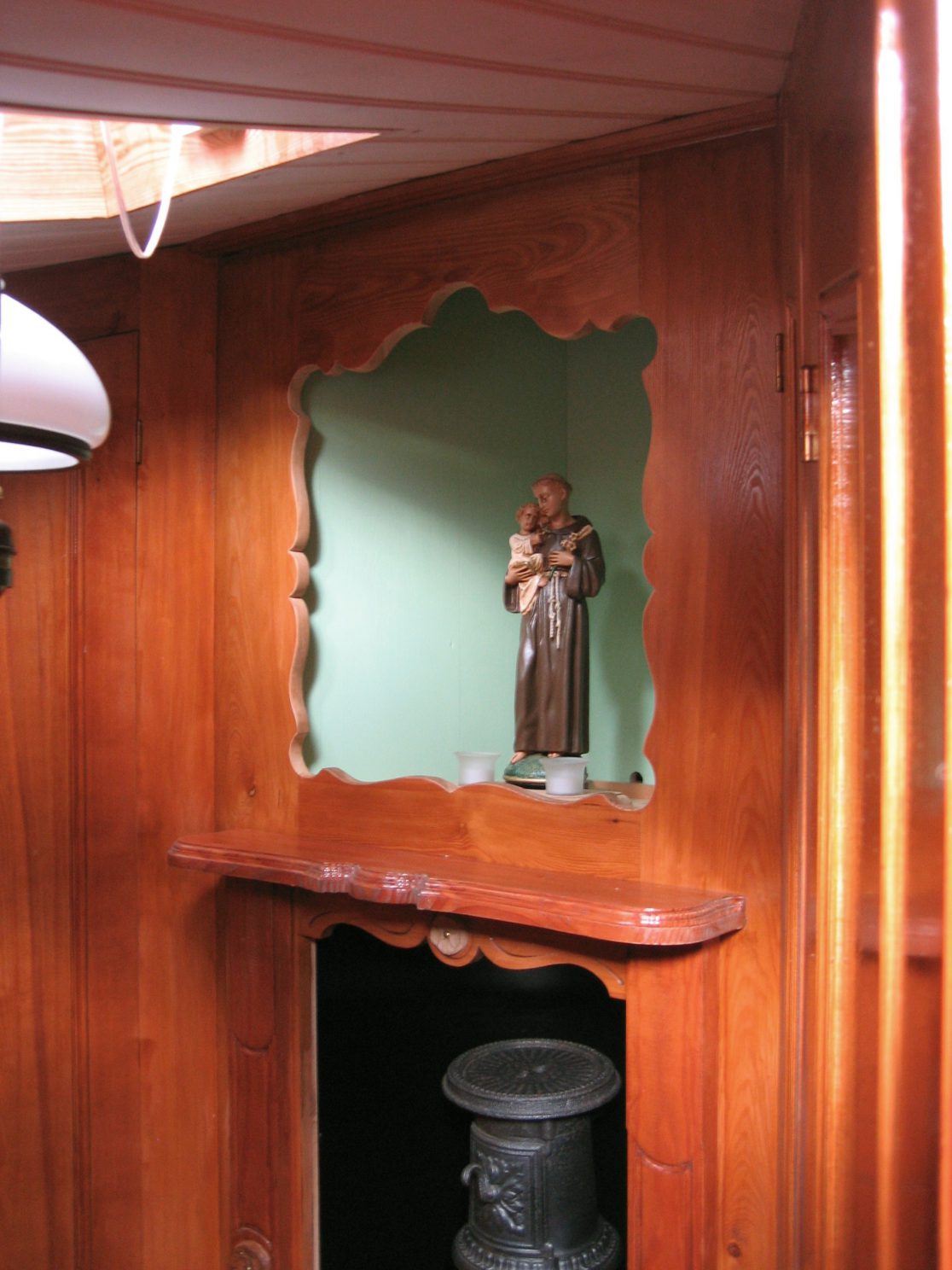 Schouw met heiligbeeld in achteronder schip