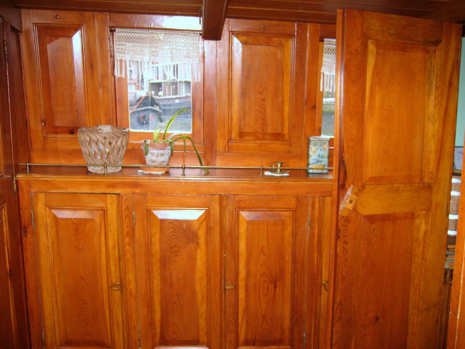 Zij van scheepsroef met kasten