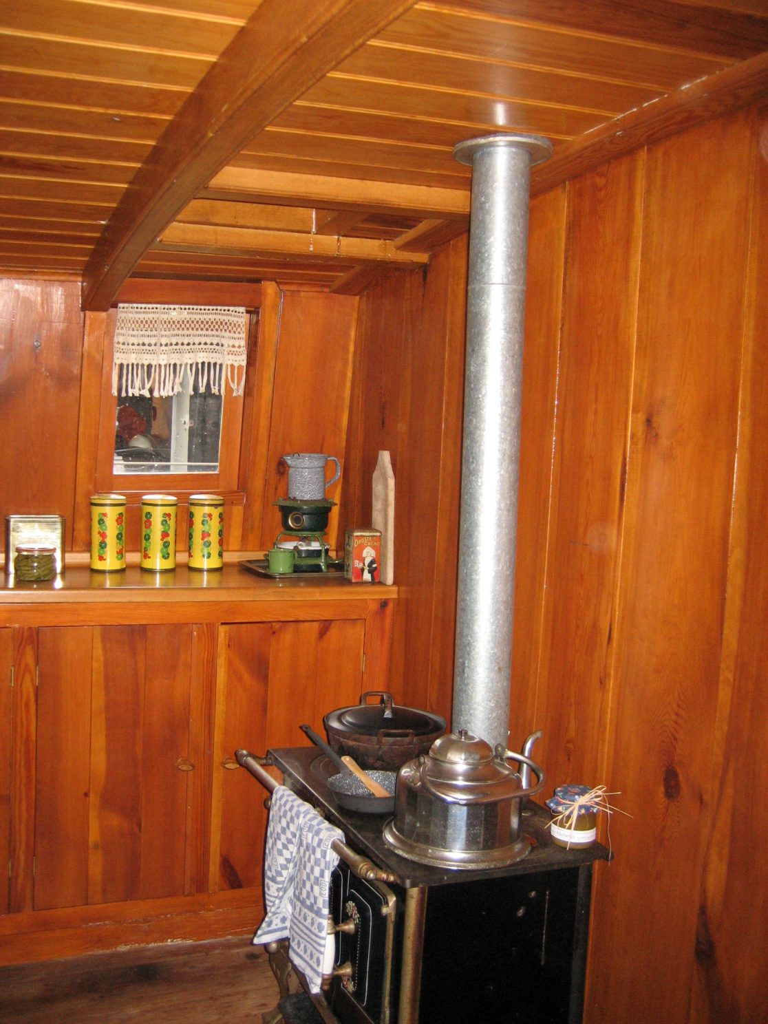 Keuken met kachel in roef van historisch schip