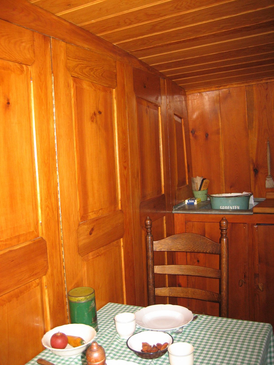 Ouderwetse betimmering in massief grenenhout