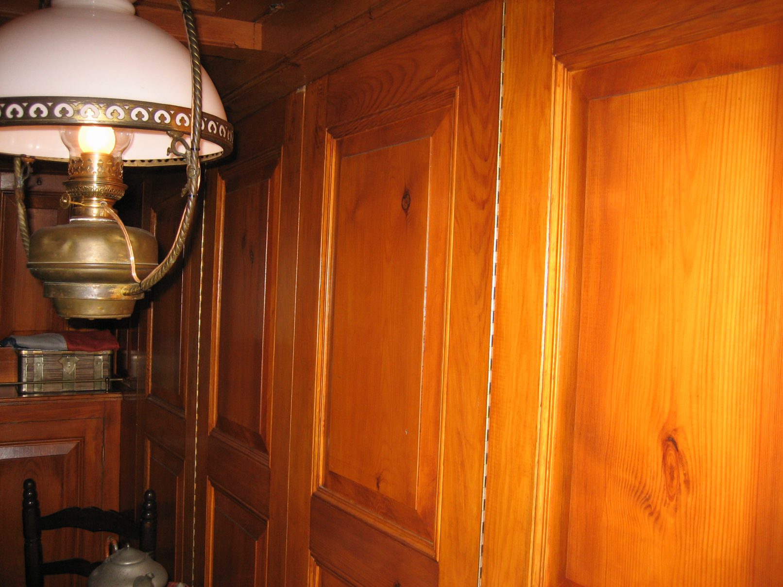 Wand in scheepsroef met grenen paneelwerk
