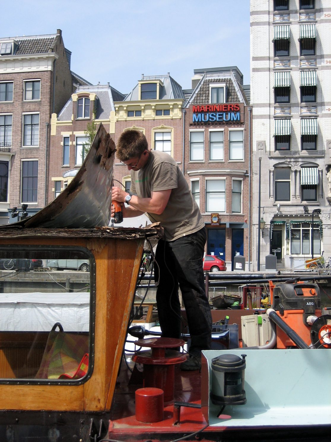 Scheepstimmerman verwijdert rot stuurhutdak