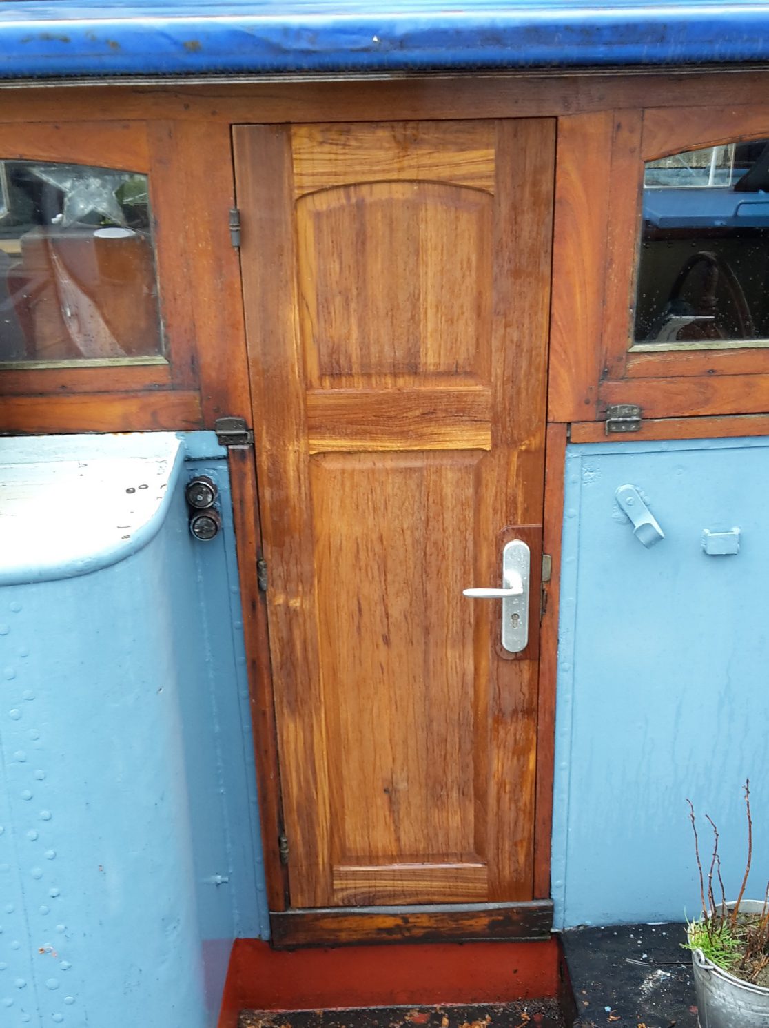 Nieuwe paneeldeur in een stuurhut