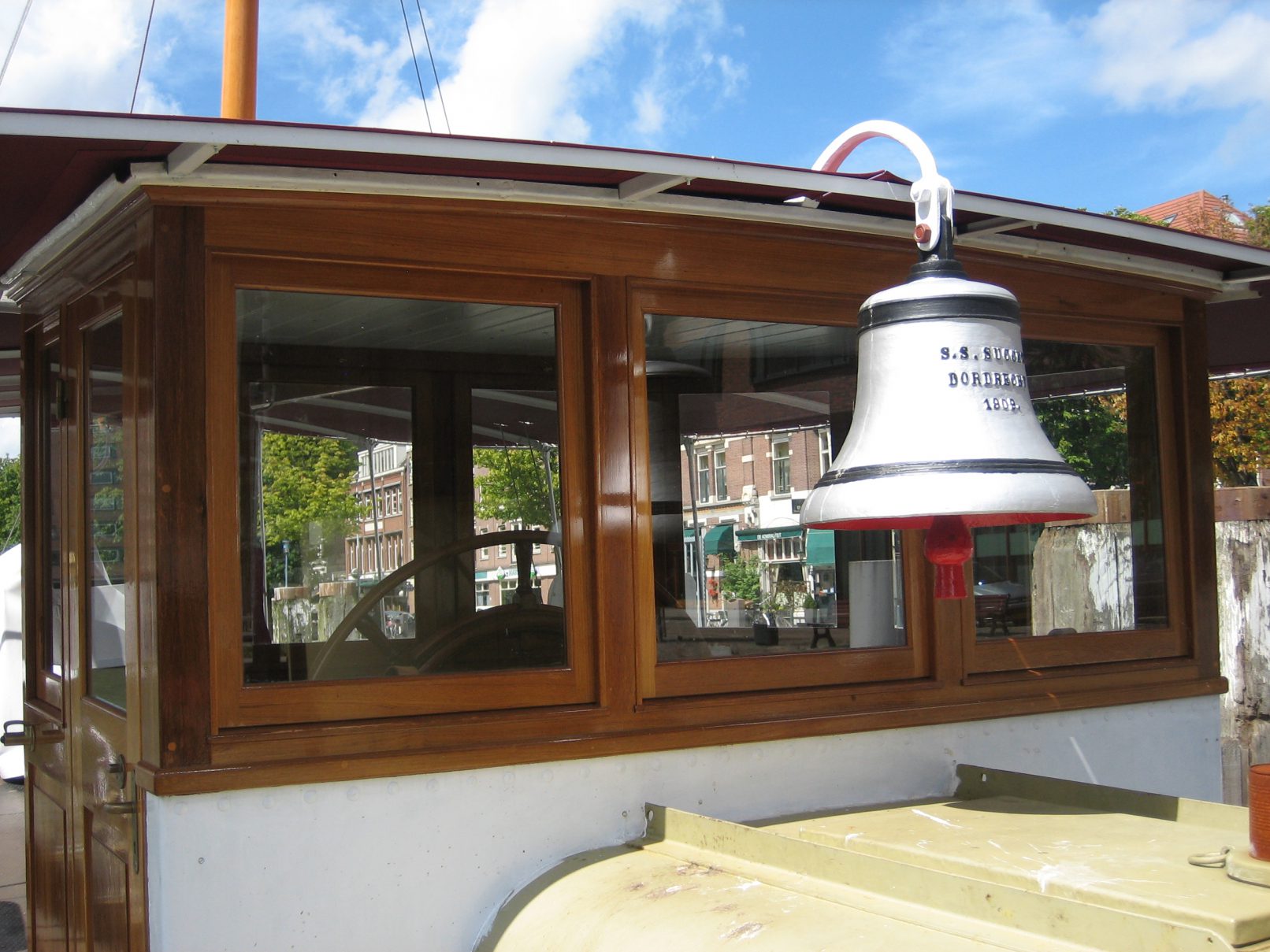 Achterkant van een sleepbootstuurhut