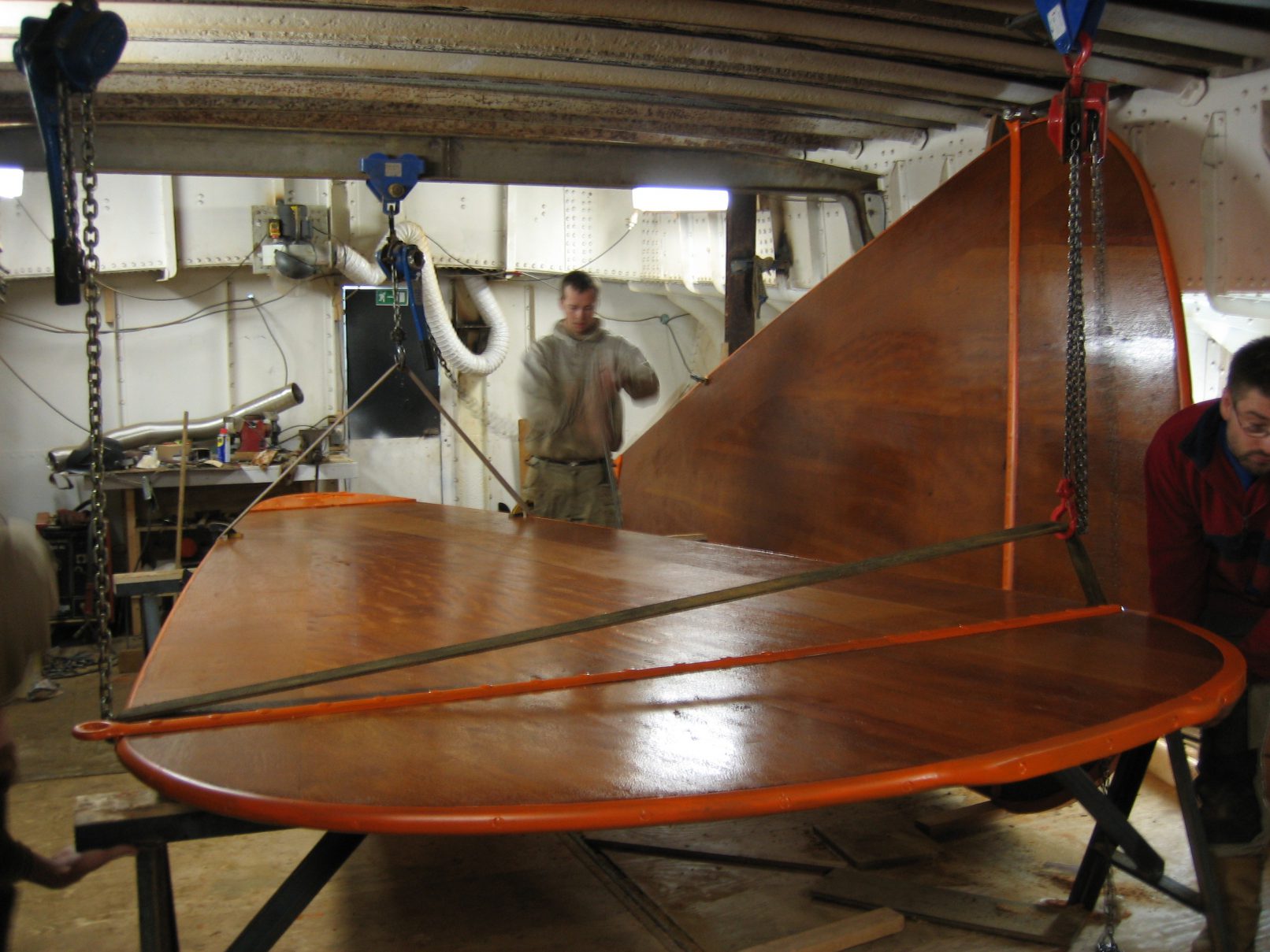 Timmermannen maken een set grote zwaarden