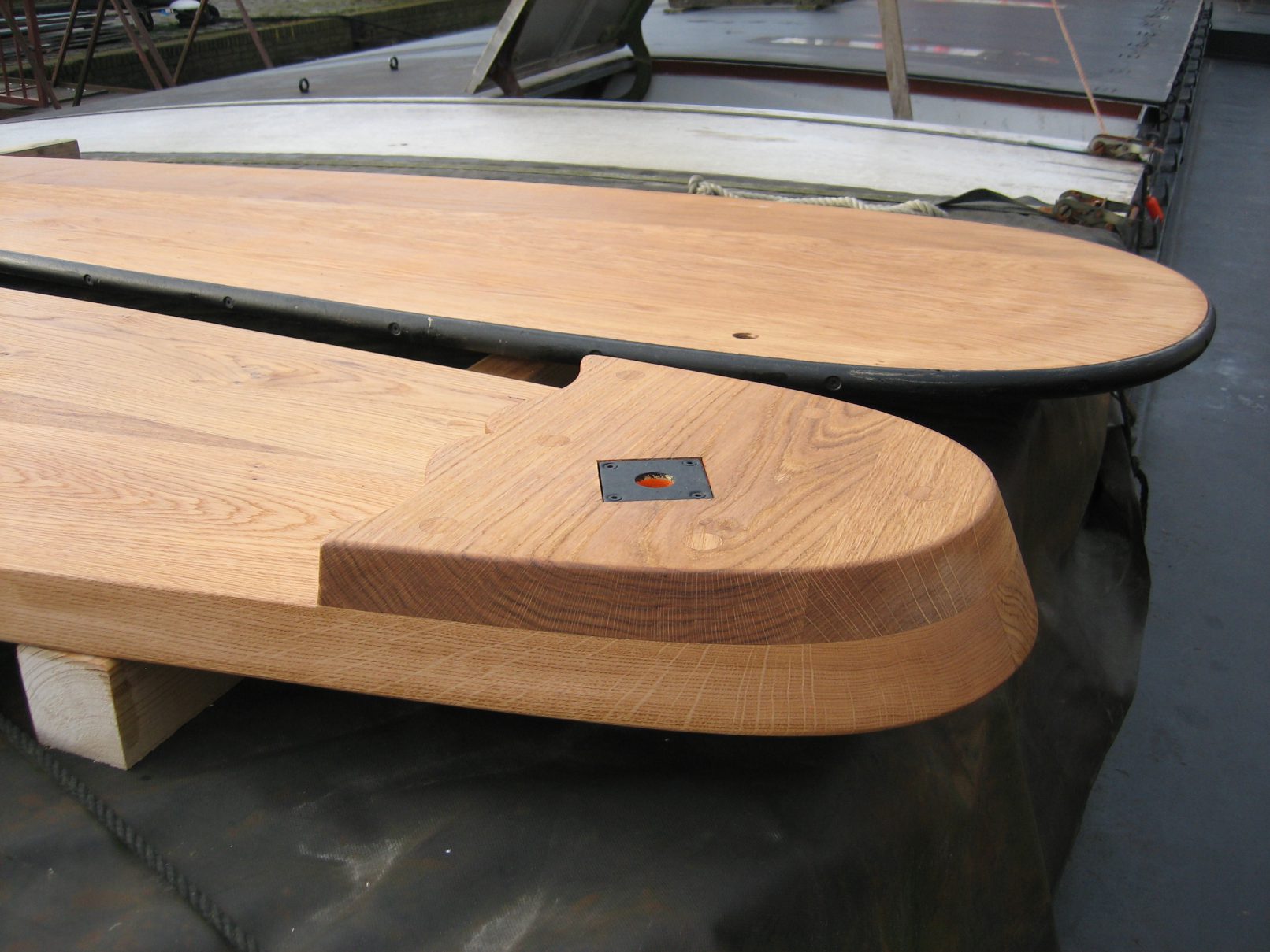 Eikenhouten zwaarden met kopplaat