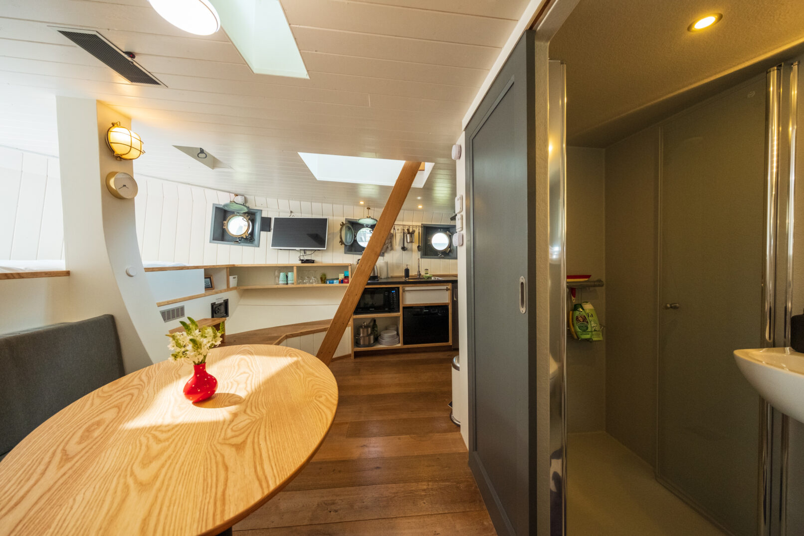 Scheepsinterieur met inkijkje in de grijze, polyester badkamer