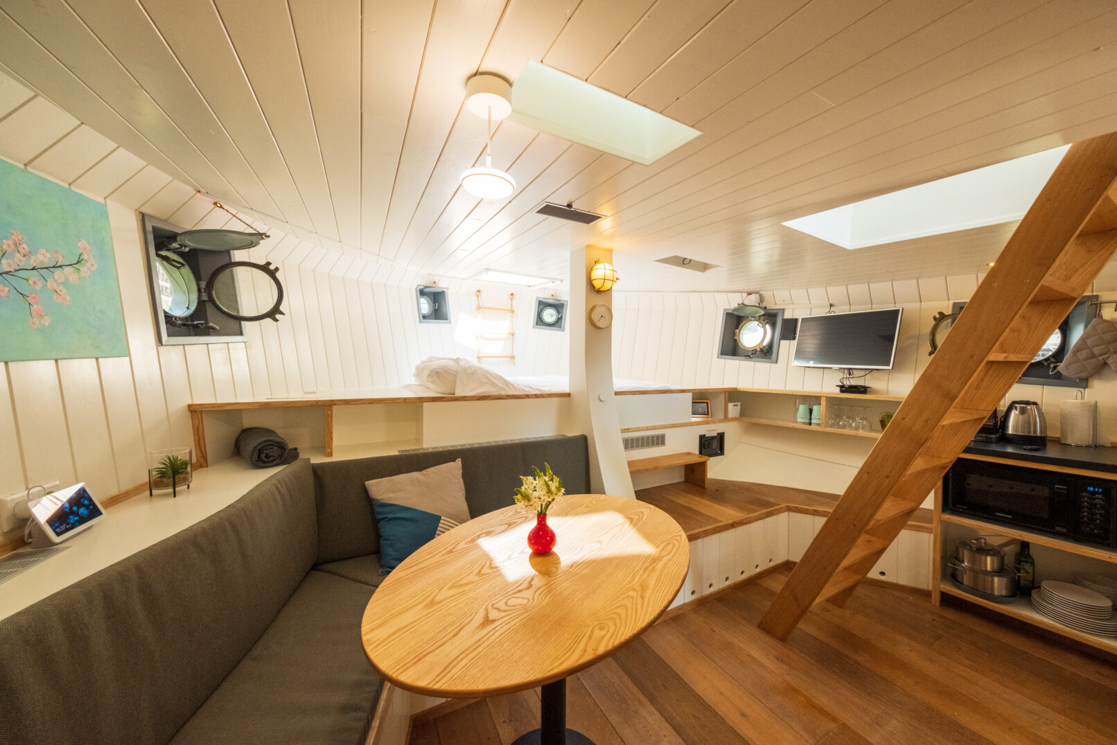 Nautisch interieur in b&b met wit hout, blank essen tafel en eiken vloer