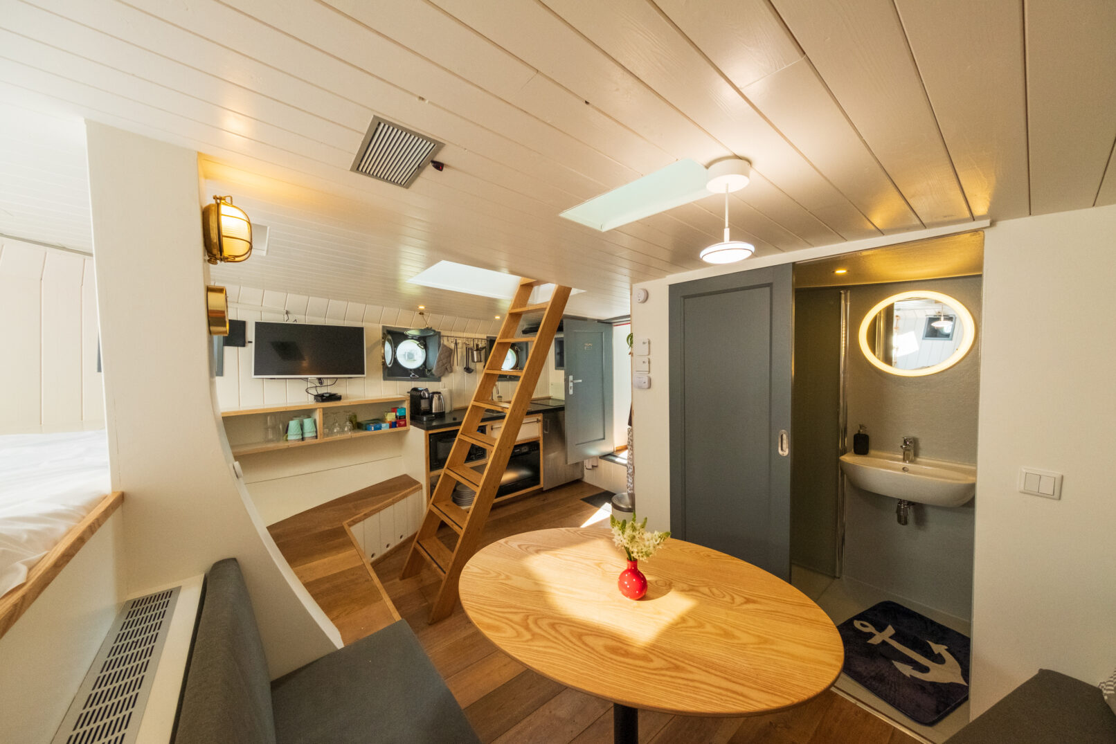 Nieuw interieur van een b&b aan boord van een schip
