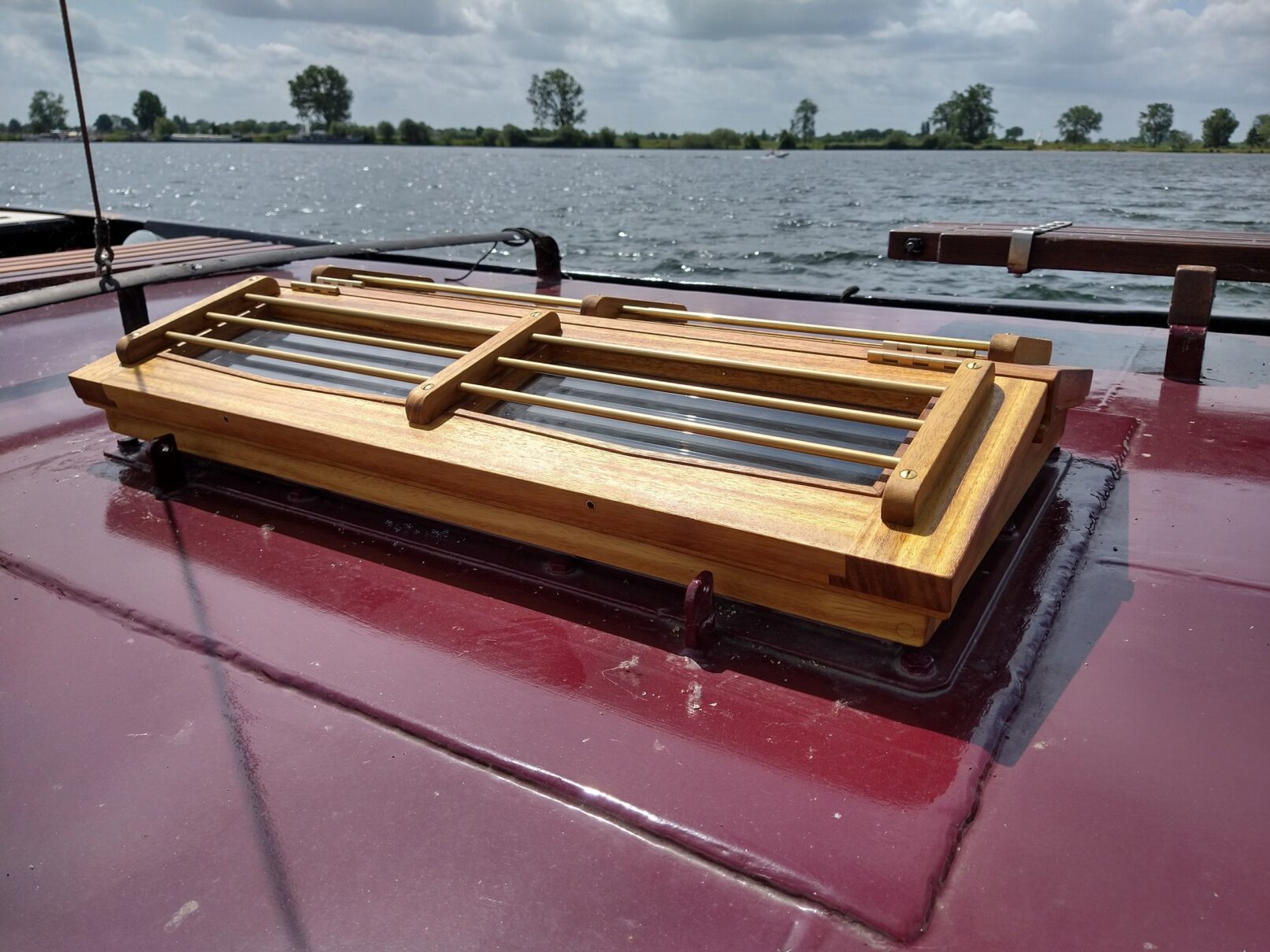 Houten koekoek op sleepboot met messing beschermroosters
