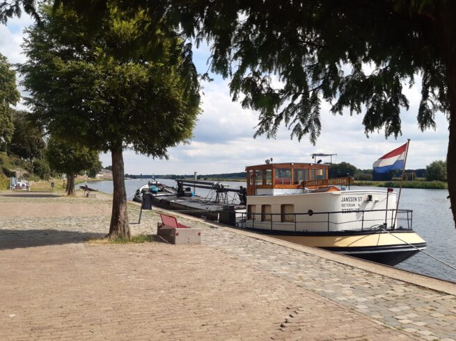 Varend woonschip van het type luxe motor