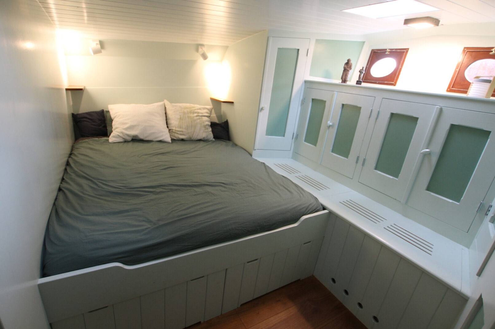 Bed en kasten in achteronder van een schip