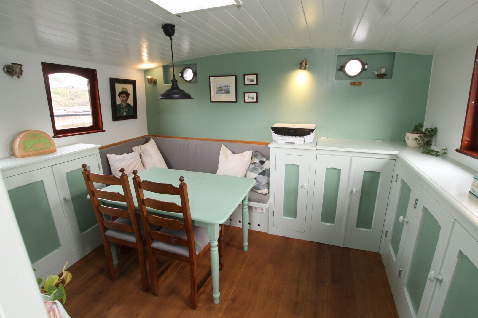 Roef van een tjalk met klassieke betimmering