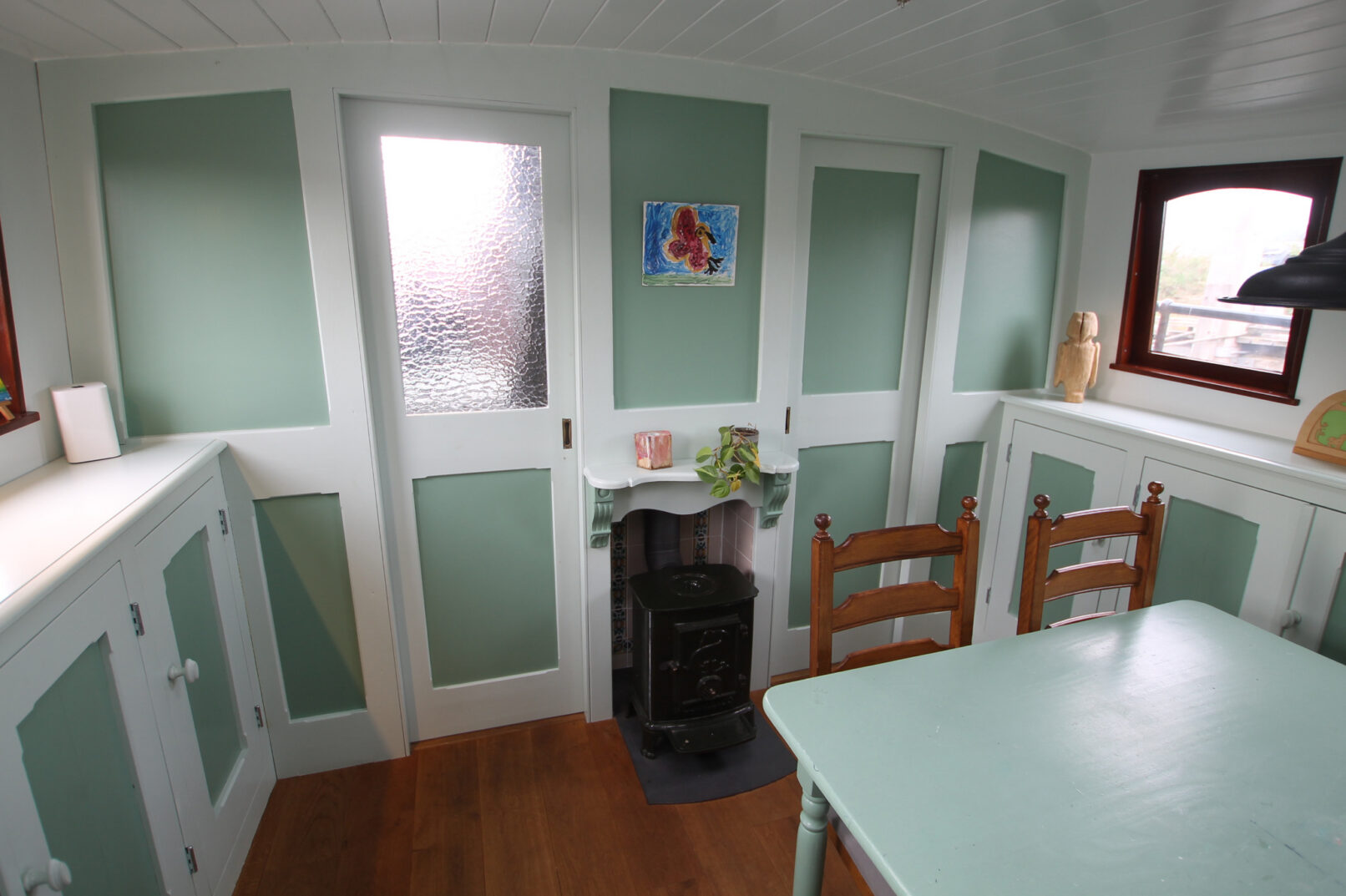 Klassiek roefinterieur met groen-witte paneeldeuren