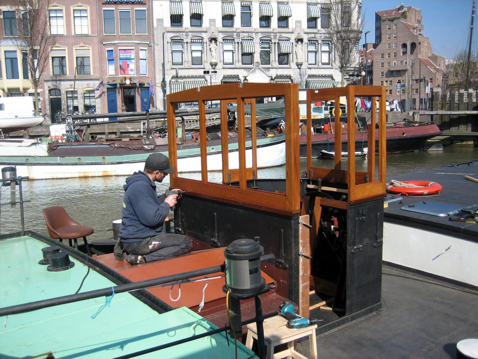 Scheepstimmerman maakt stuurhut op een historisch schip