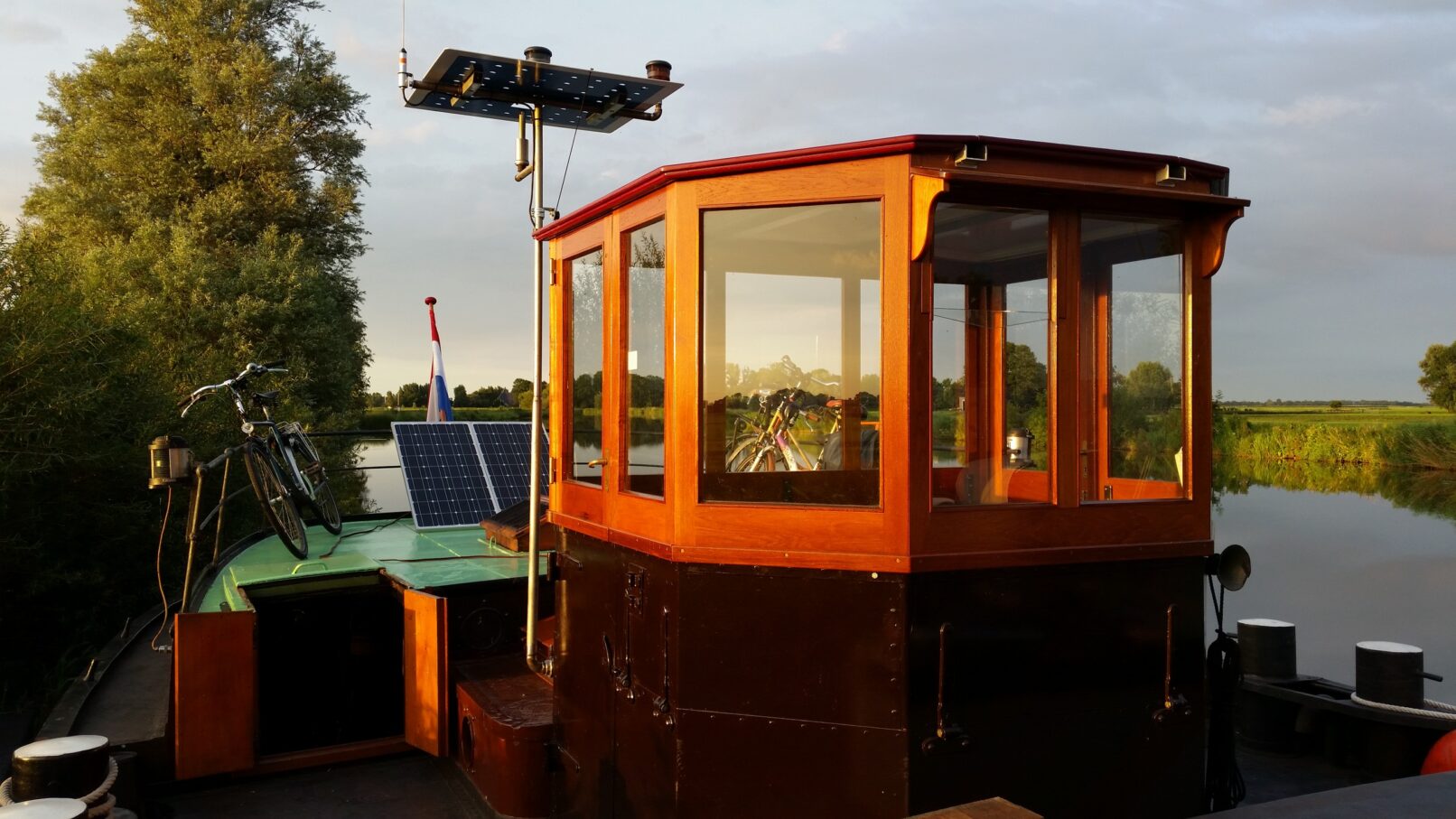 Stuurhut stralend in de ondergaande zon